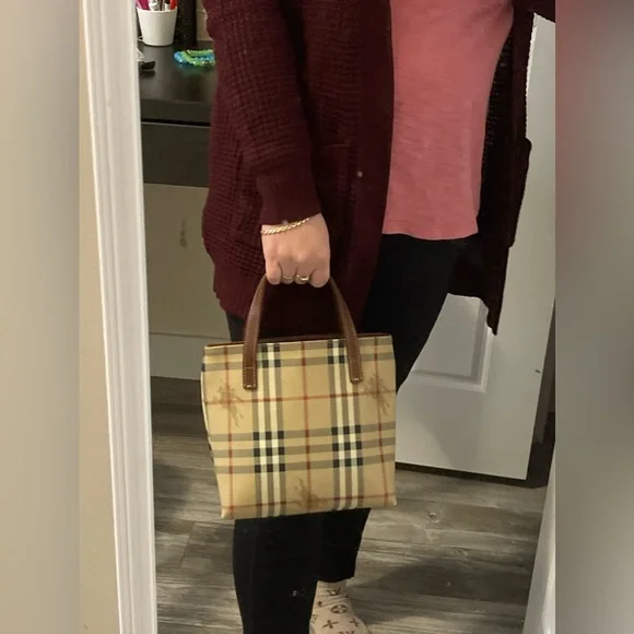 Authentic small Burberry Tote - Picture 15 of 16
